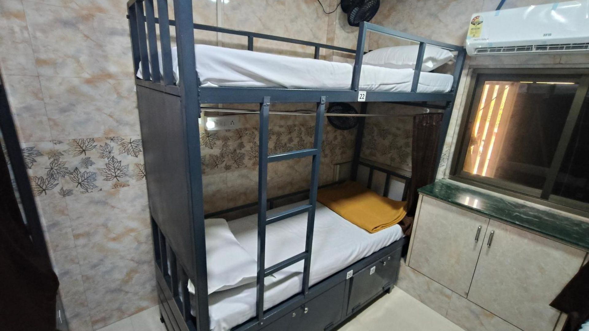 Sahar Ac - Andheri - Near International Airport - Male Guest Only Hostel *
