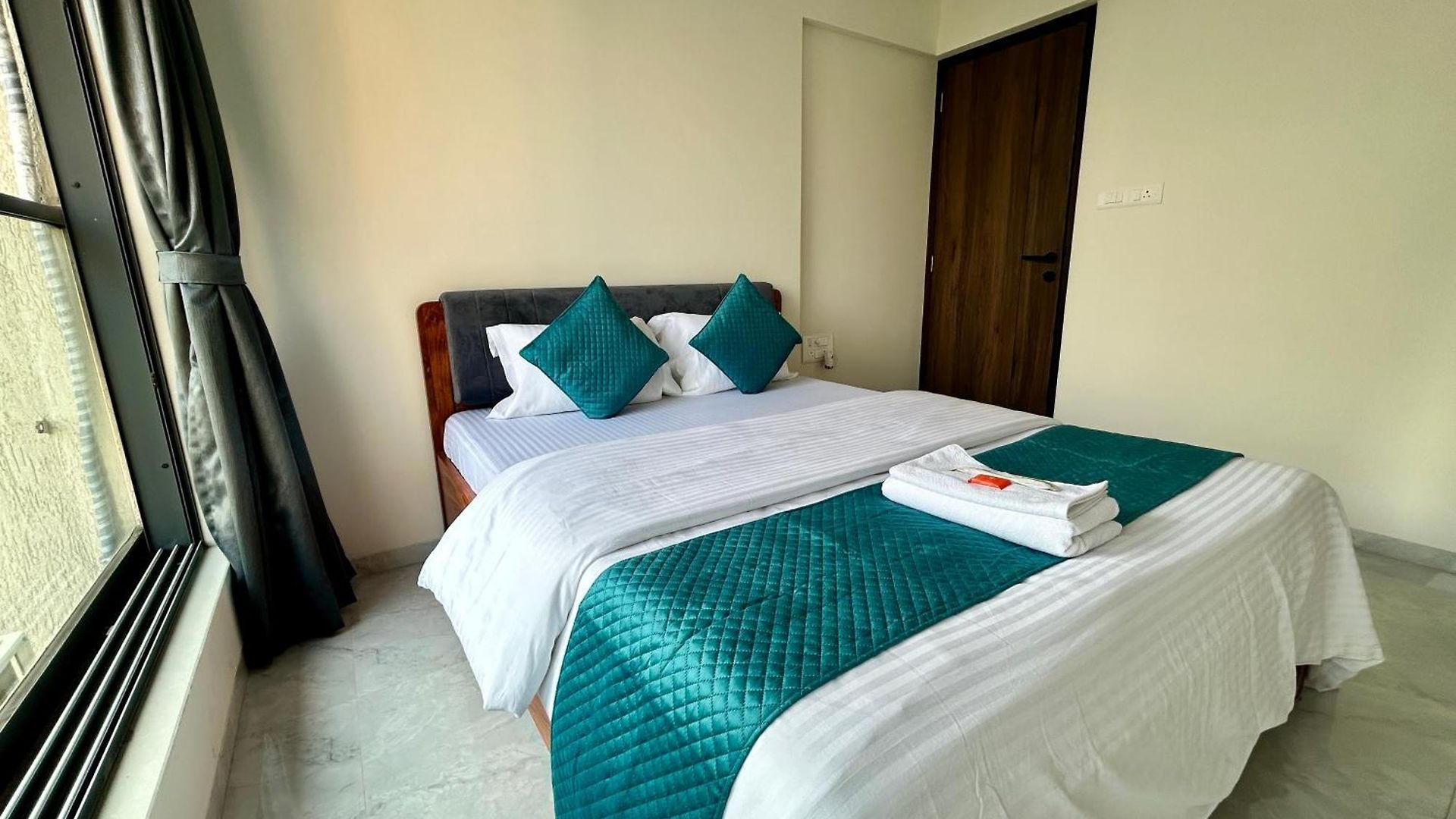 Zenith Homes - Premium Suites, Near Iit Powai, Hiranandani & Airport Guest house