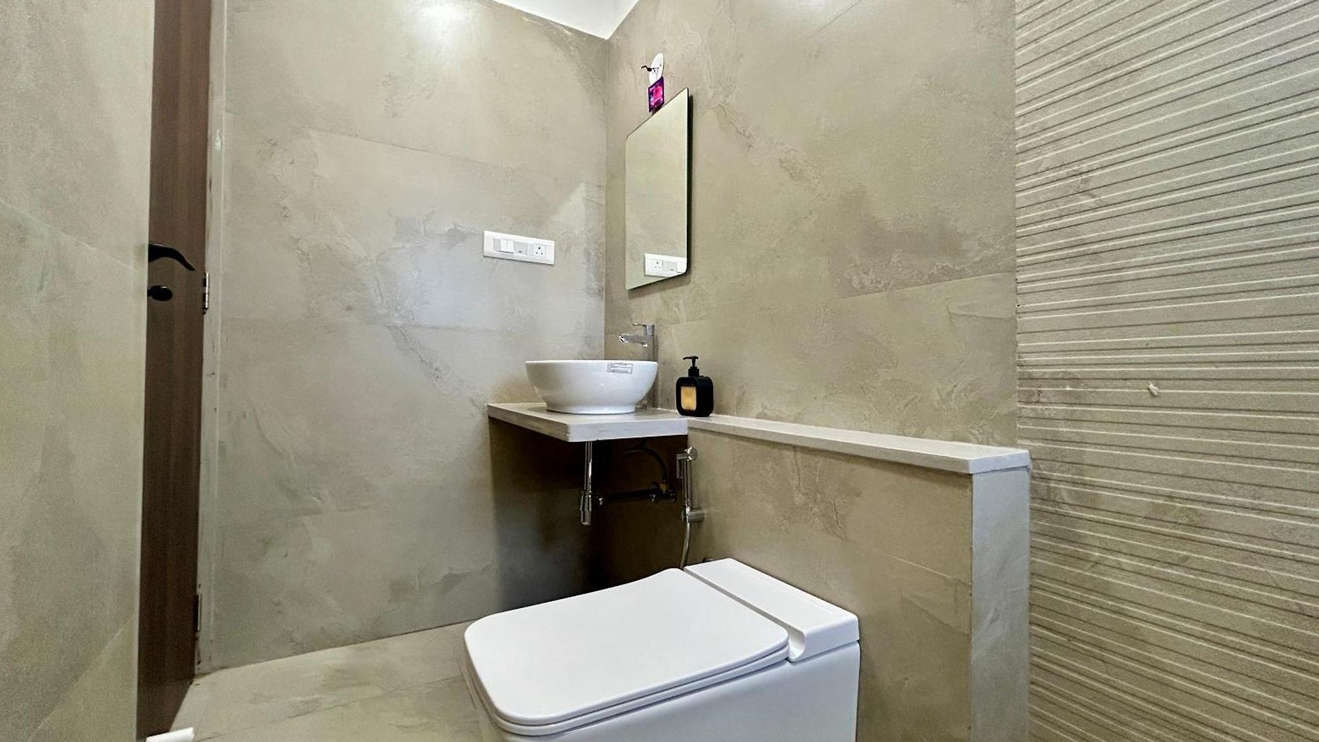 Zenith Homes - Premium Suites, Near Iit Powai, Hiranandani & Airport Guest house