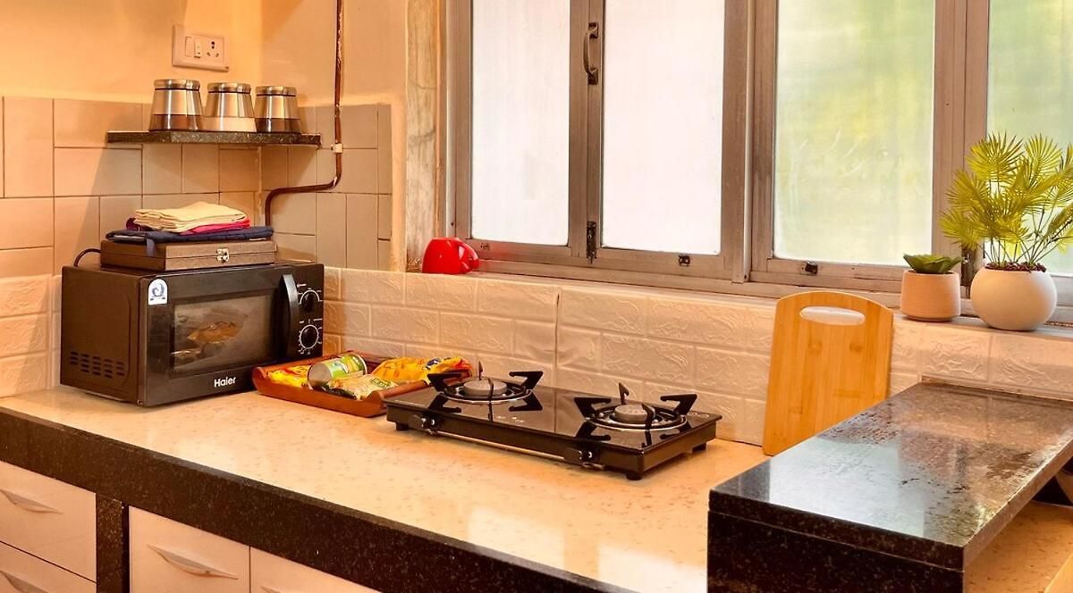 1bhk Balcony Retreat - Gulmohar Road, Juhu Apartment *