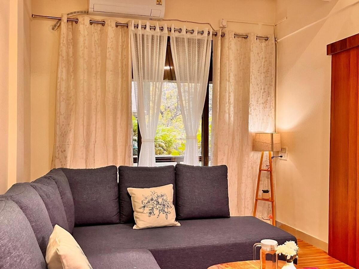 1bhk Balcony Retreat - Gulmohar Road, Juhu *