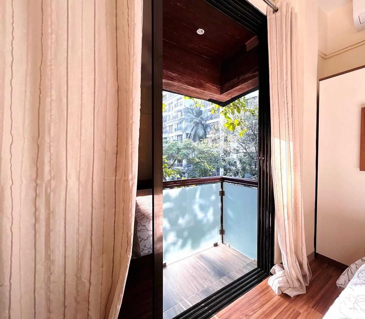 1bhk Balcony Retreat - Gulmohar Road, Juhu * Mumbai