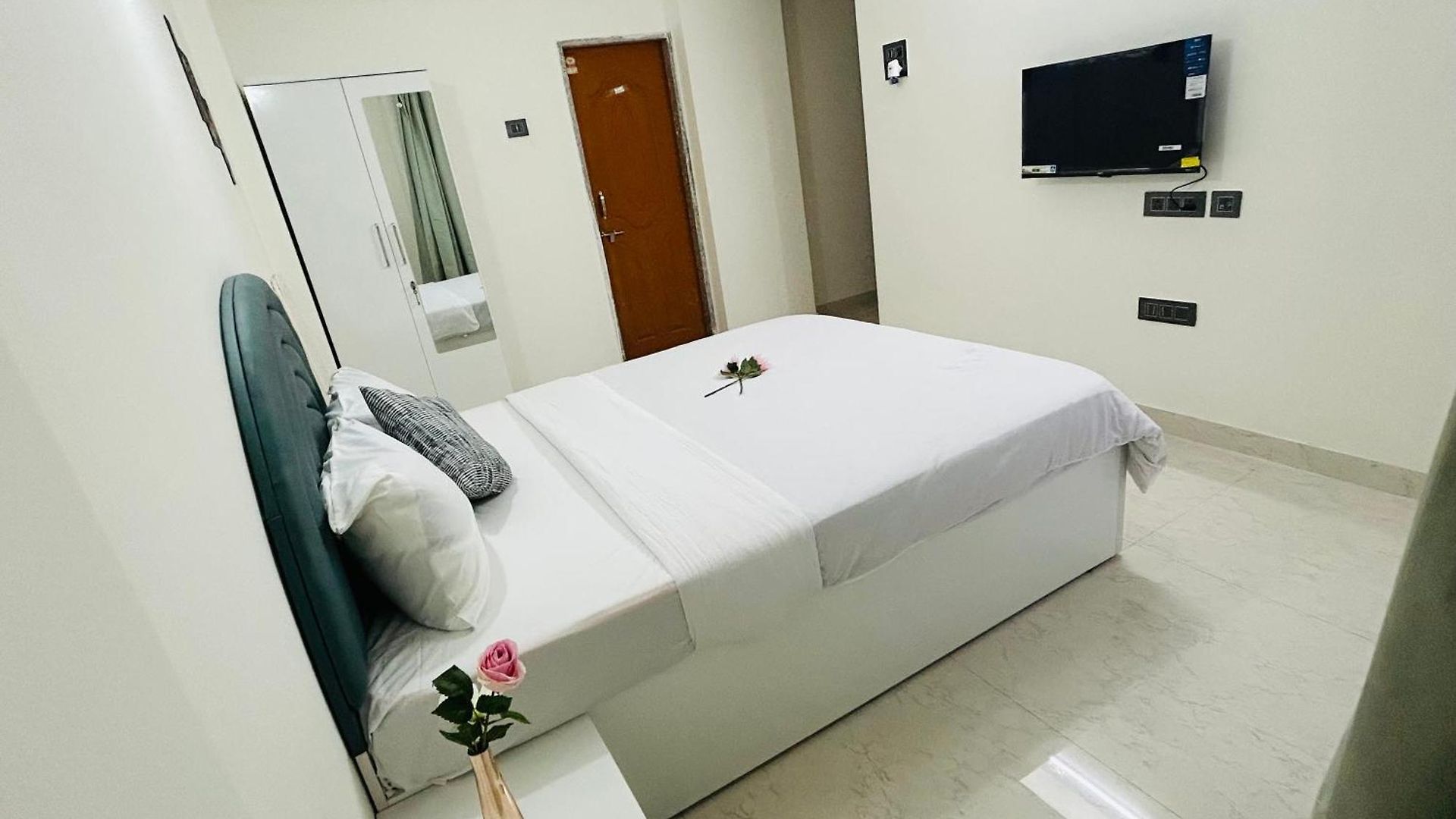 2 Bhk & Hiranandani View H Floor *