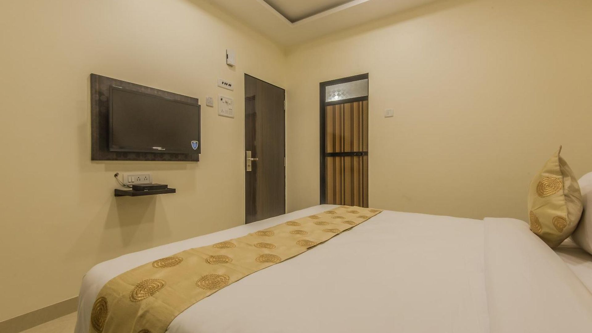 Super O Palace Near Don Bosco 3*
