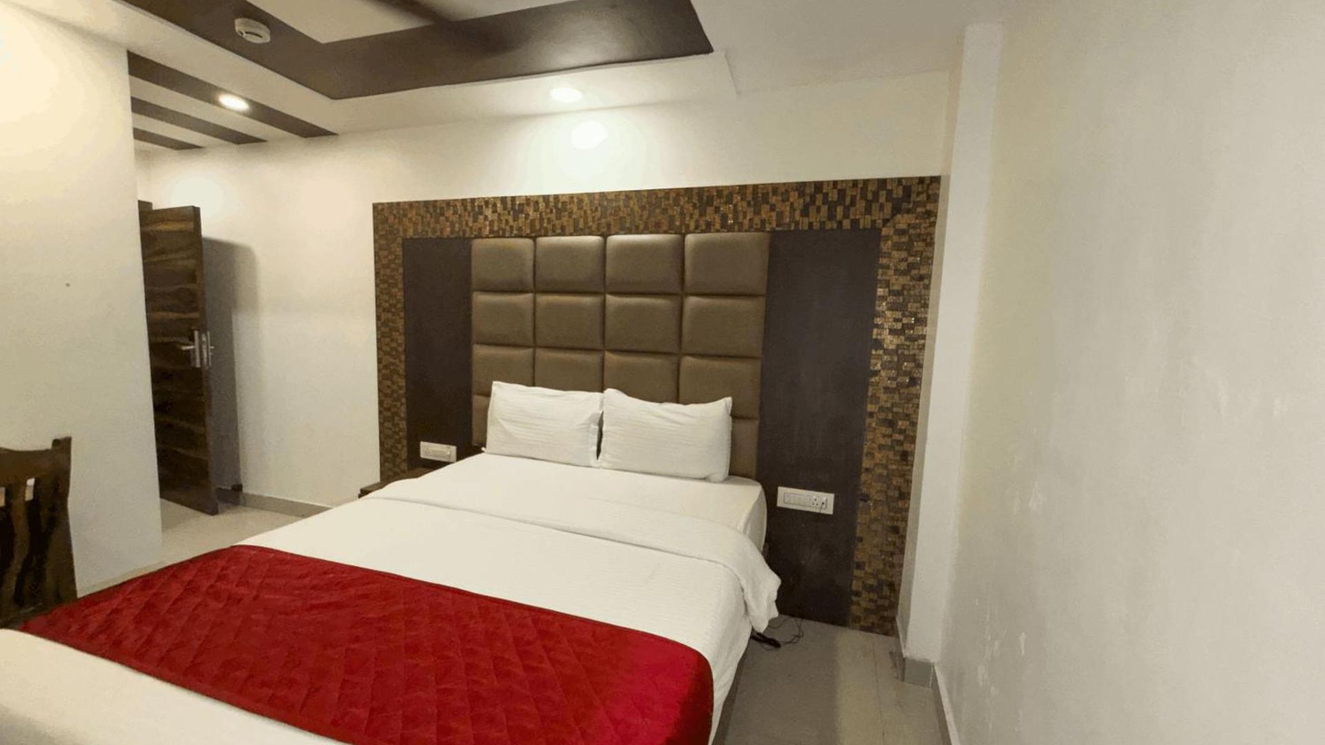 Hotel Hometown Near Us Embassy Bkc