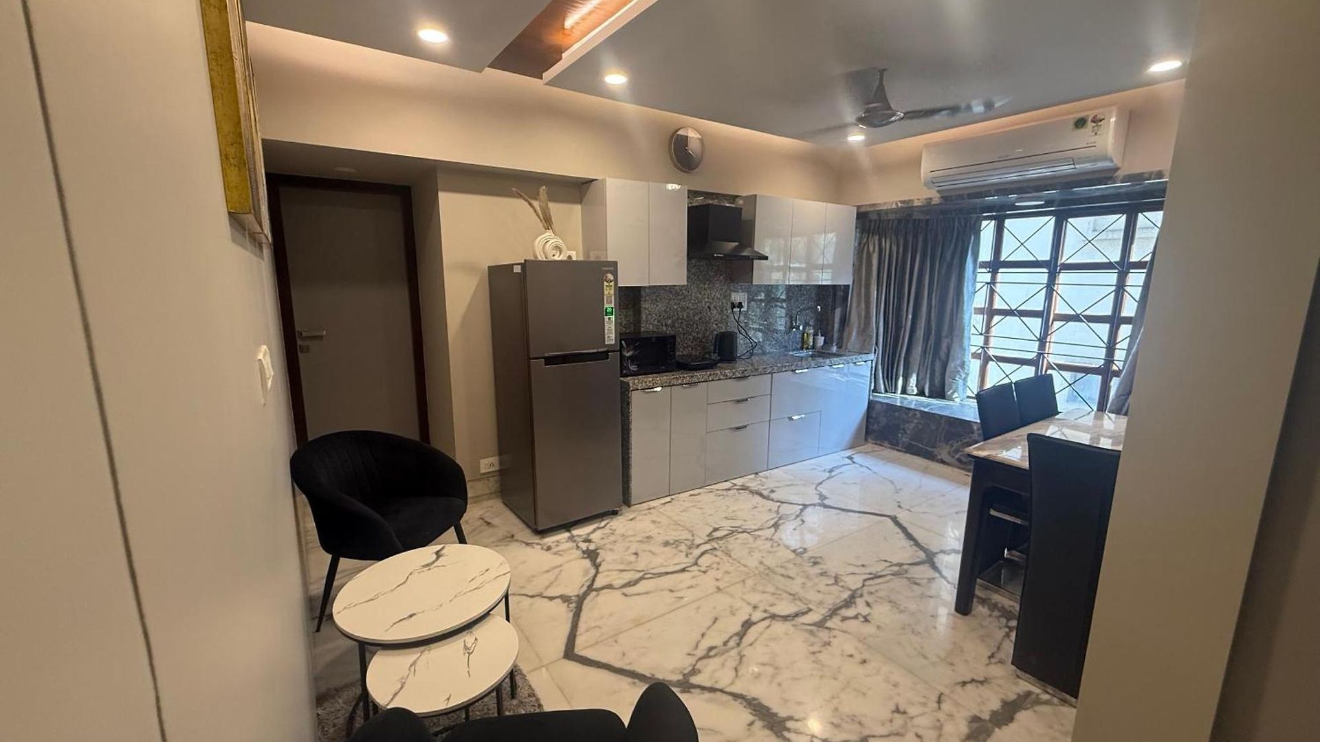 Bandra's Prime Luxurious 2 Bhk Apartment