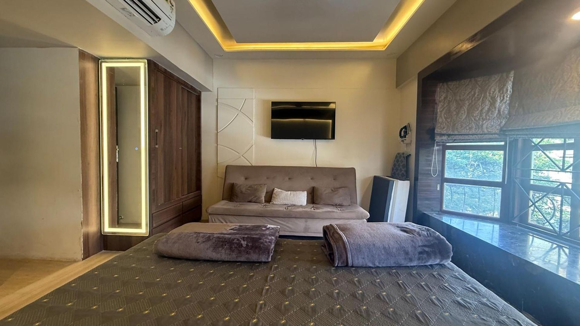 Bandra's Prime Luxurious 2 Bhk * Mumbai
