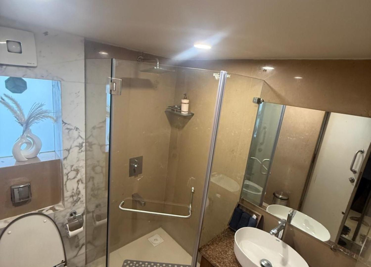 Bandra's Prime Luxurious 2 Bhk Apartment