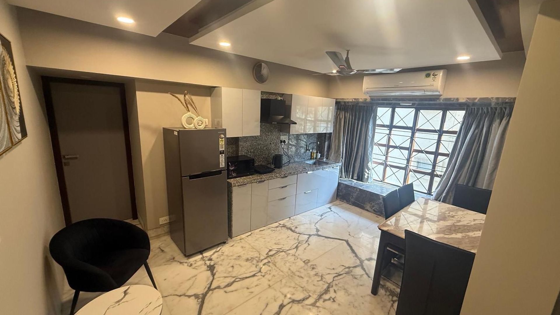 Bandra's Prime Luxurious 2 Bhk Apartment