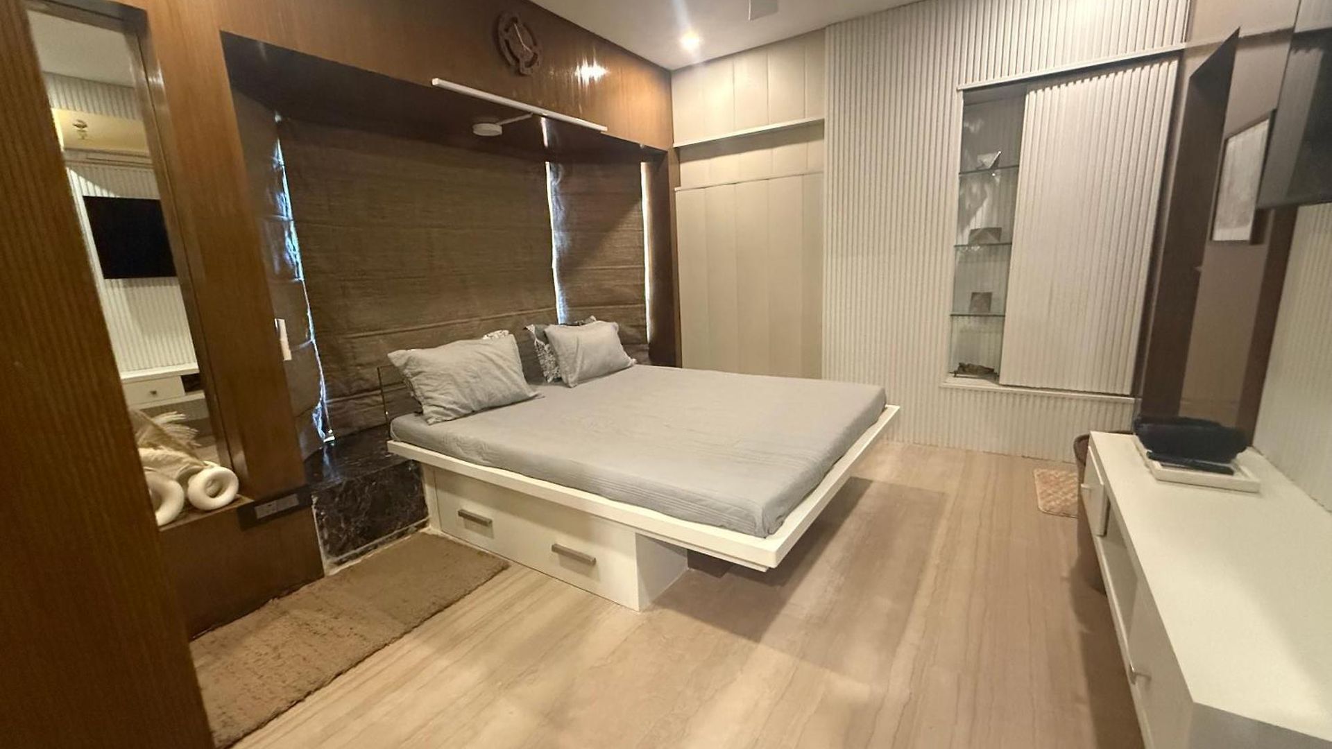 Bandra's Prime Luxurious 2 Bhk Apartment Mumbai