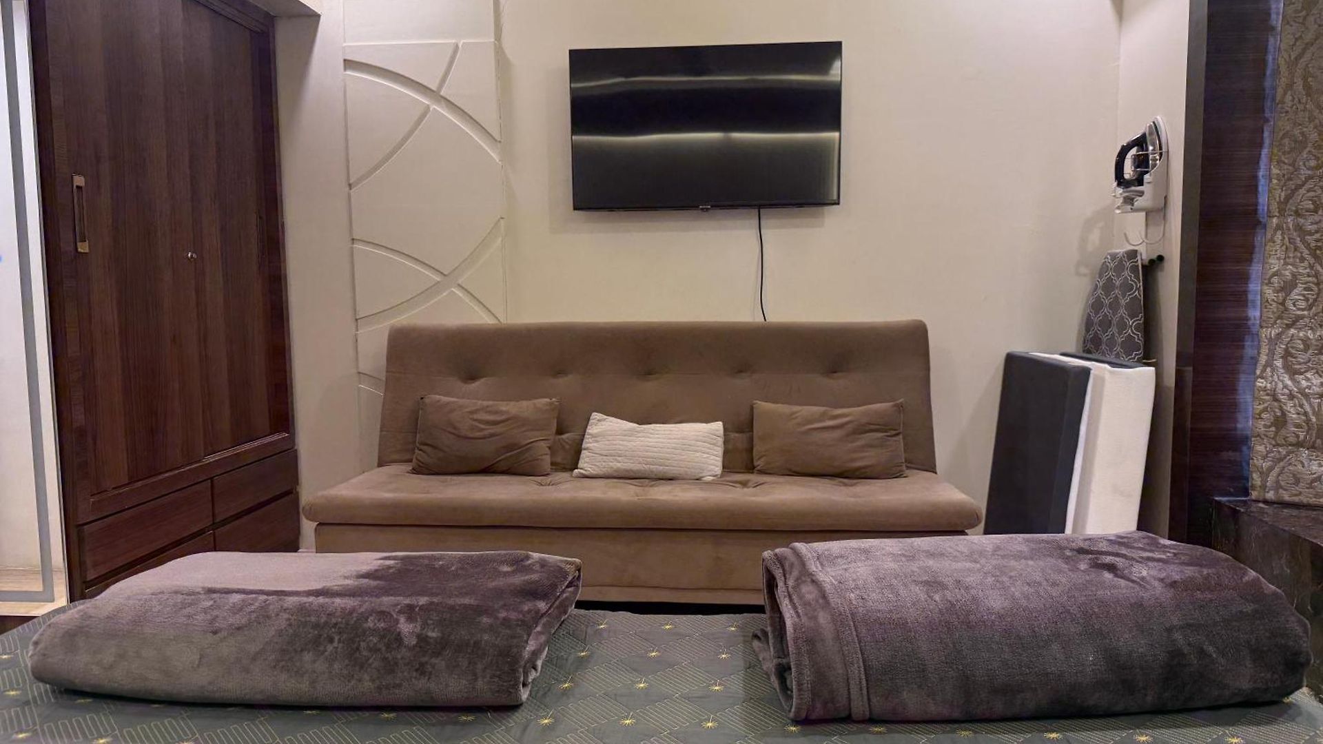 Bandra's Prime Luxurious 2 Bhk Apartment *