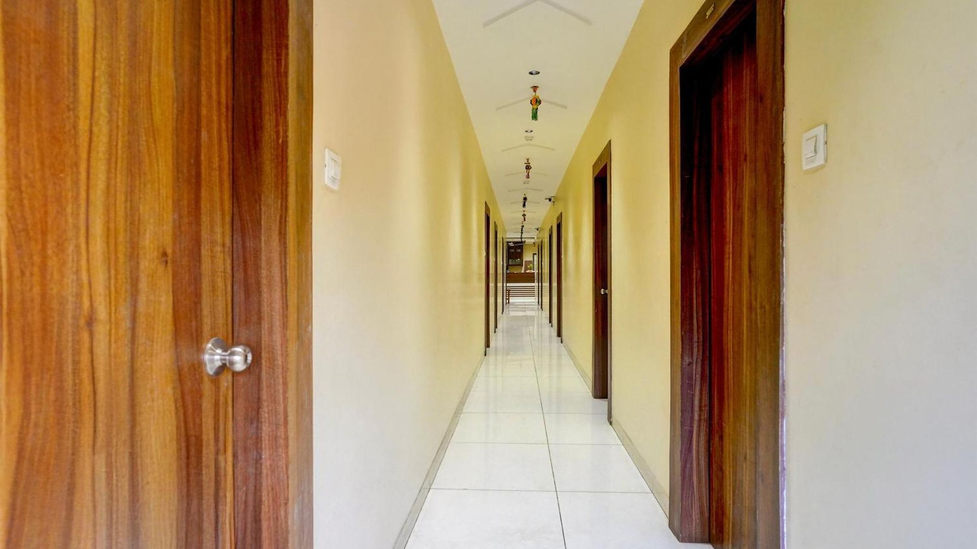 O Shubham & Boarding Shahad Railway Station Hotel