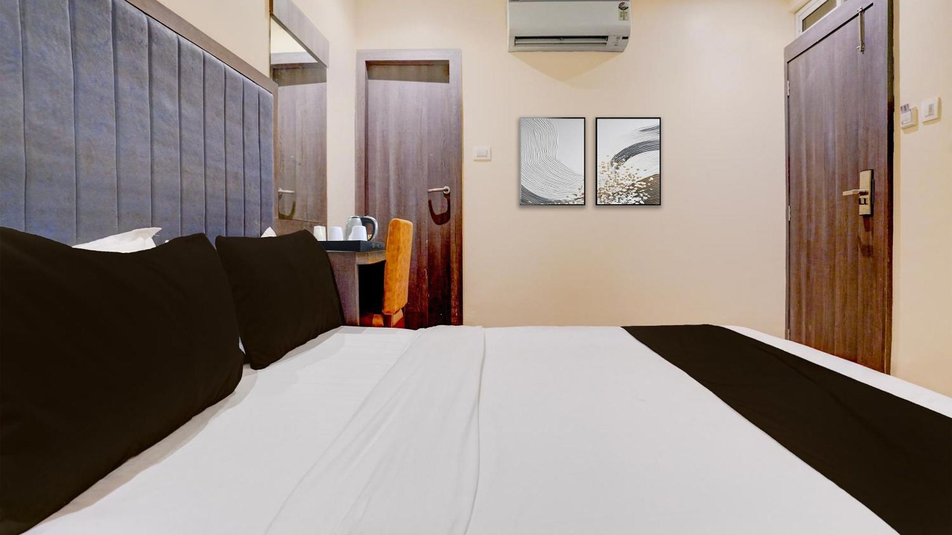 Hotel Townhouse Lbs Road Bkc Formerly Royal Palace Mumbai