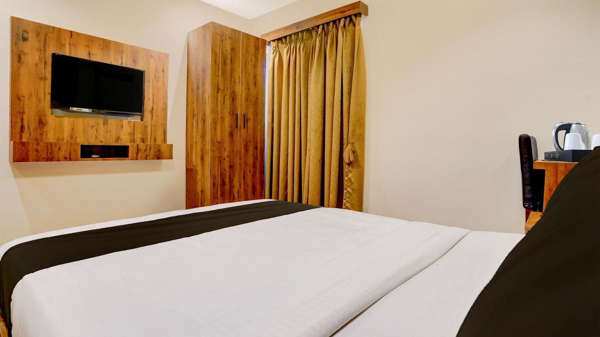 Hotel Townhouse Lbs Road Bkc Formerly Royal Palace