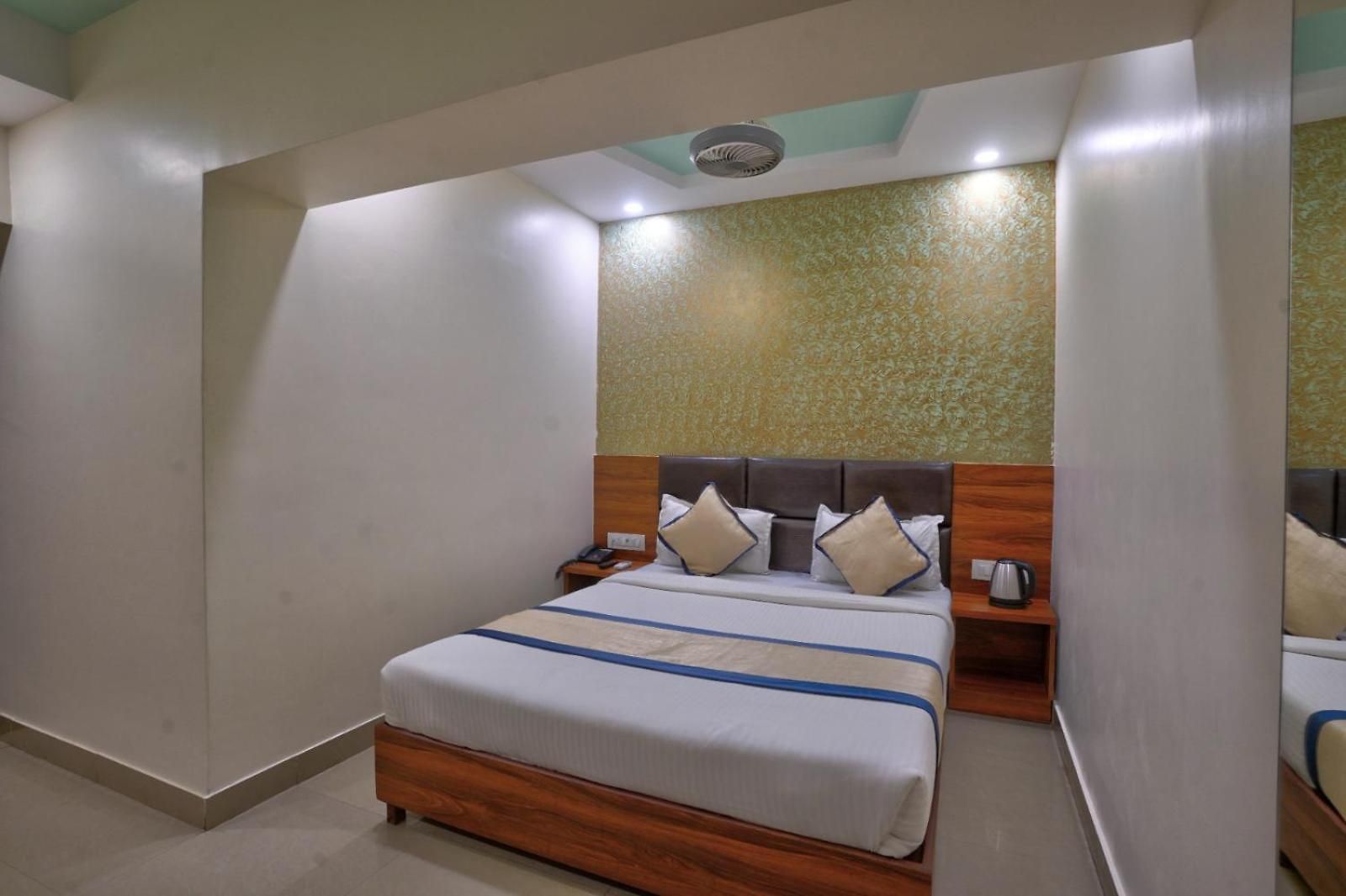 Hotel Glitz Saineel - Juhu