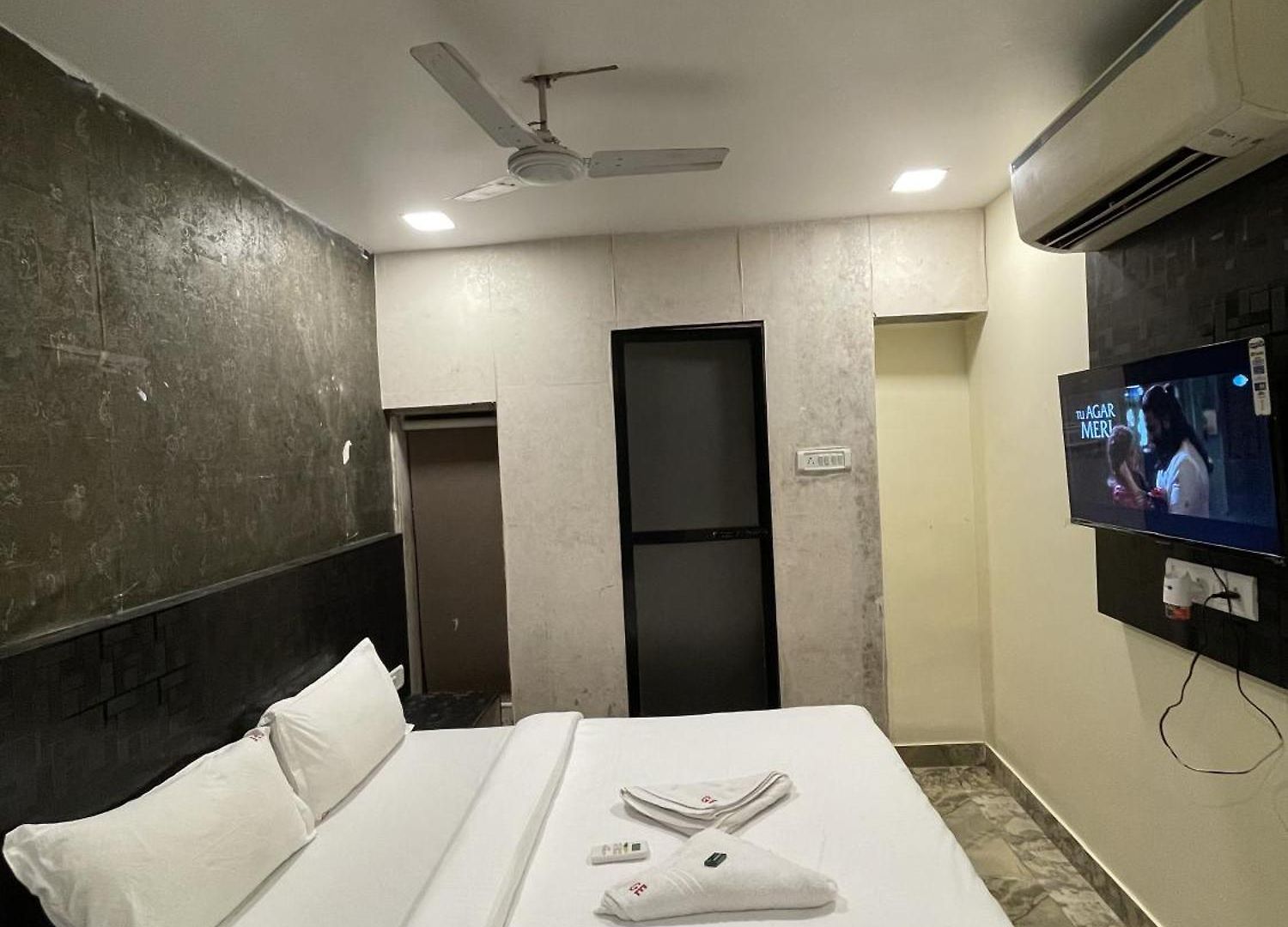 Parle Executive Near Nanavati Hospital - Hotel Mumbai