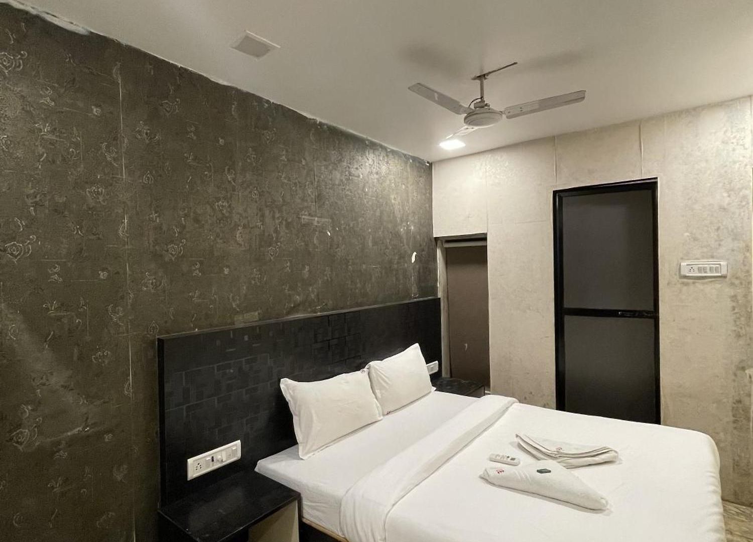 Parle Executive Near Nanavati Hospital - 2* Mumbai