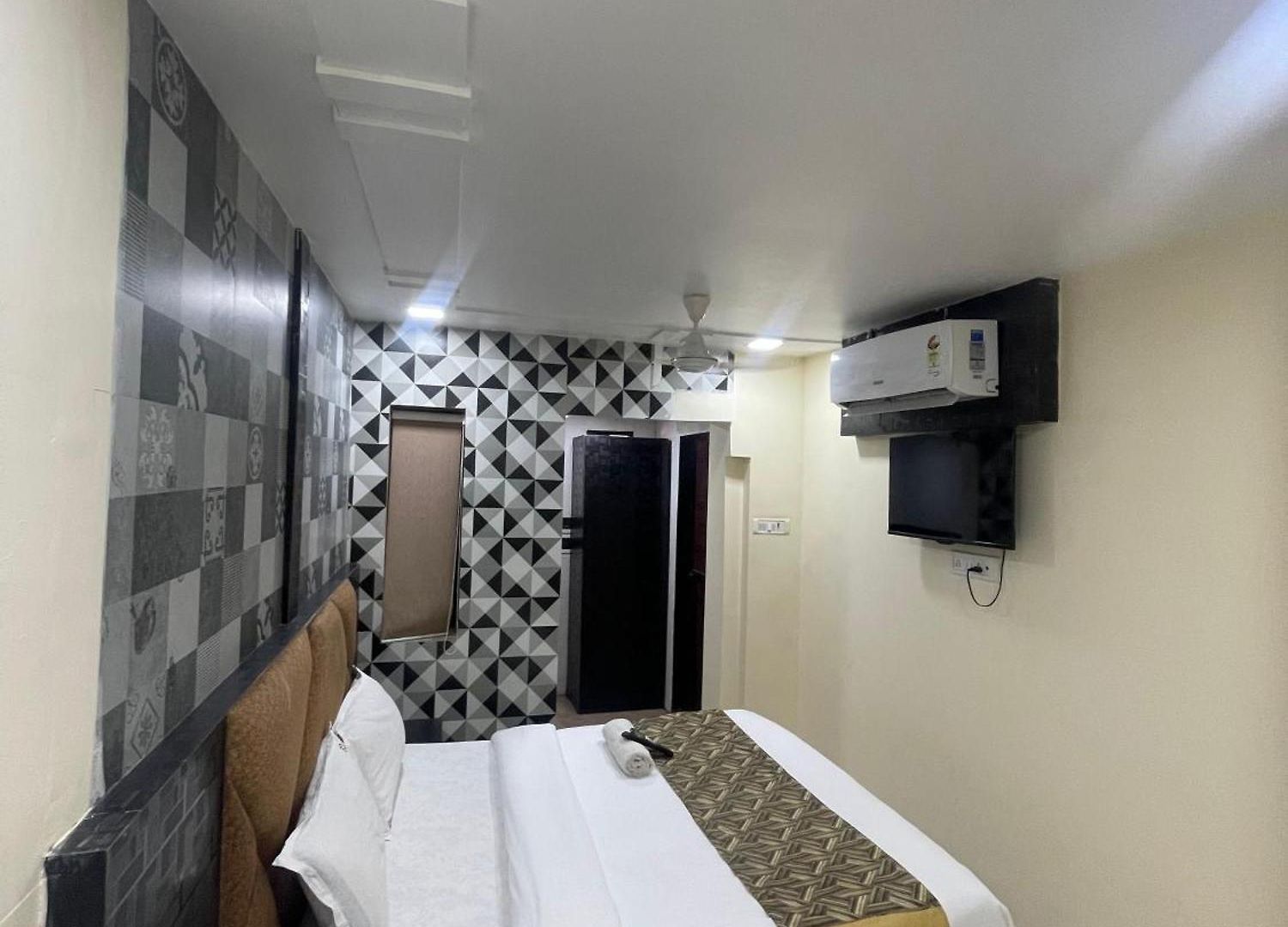 Parle Executive Near Nanavati Hospital - Hotel 2*