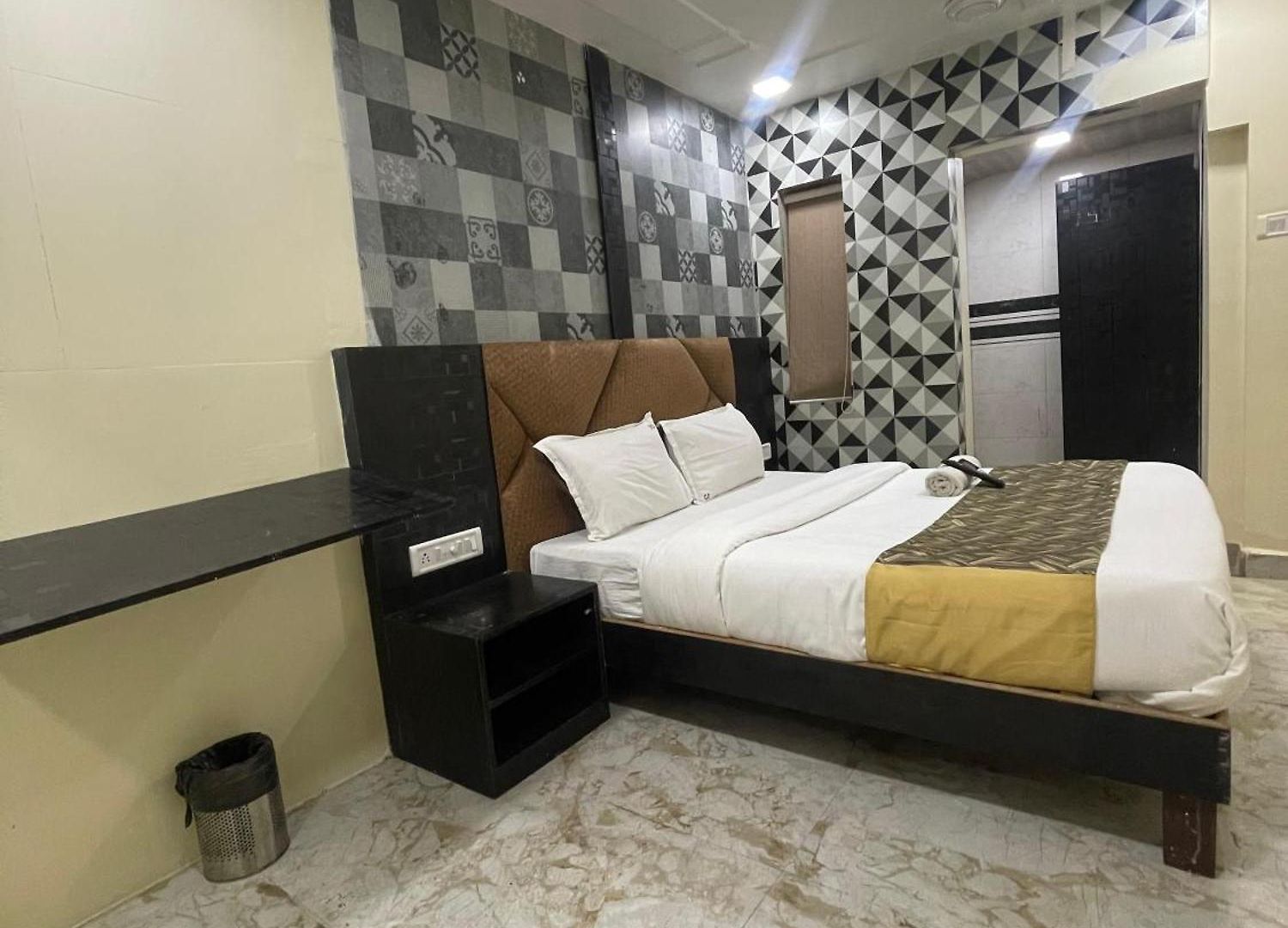 Parle Executive Near Nanavati Hospital - 2*