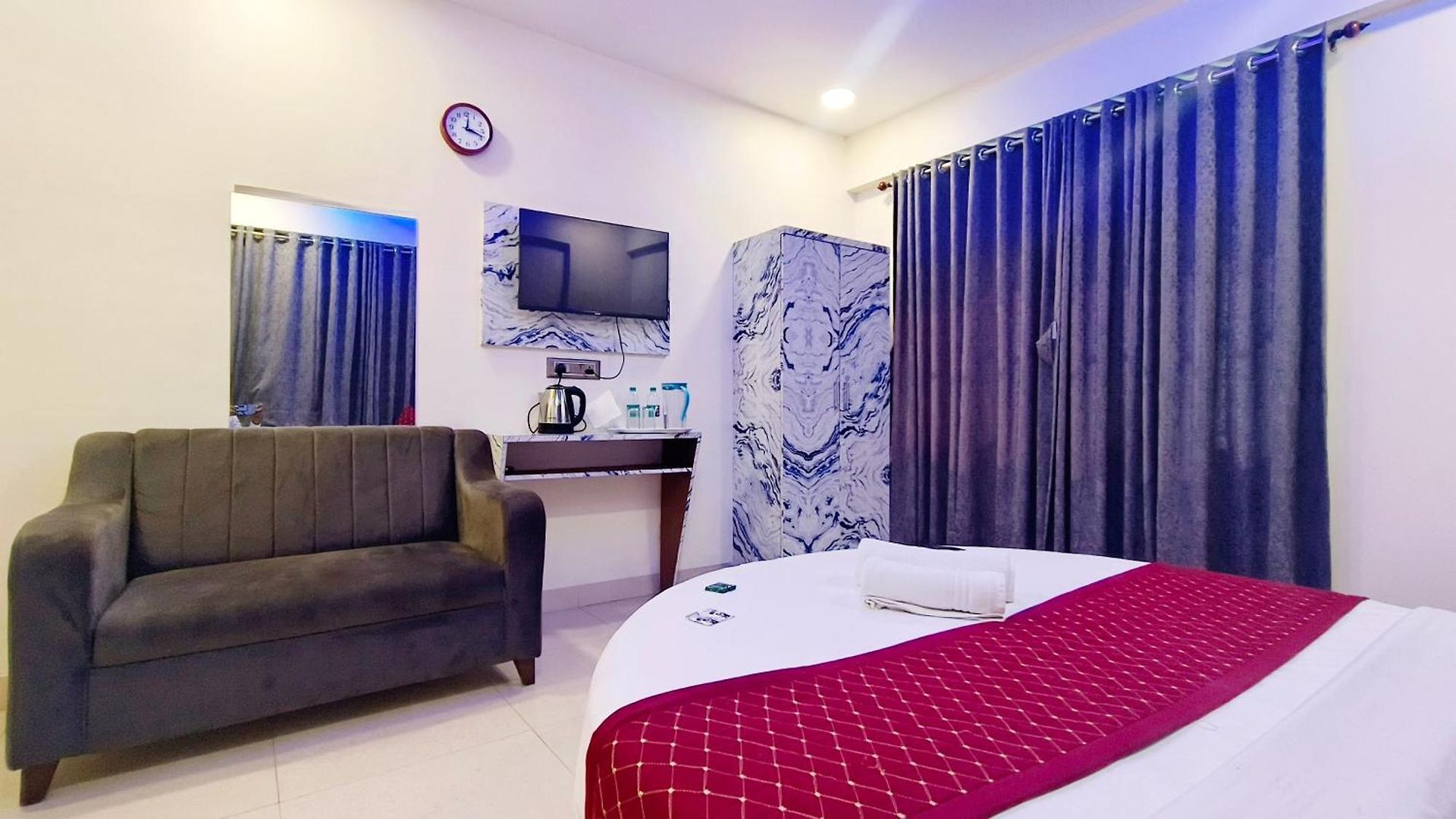 Hotel Edition Blue