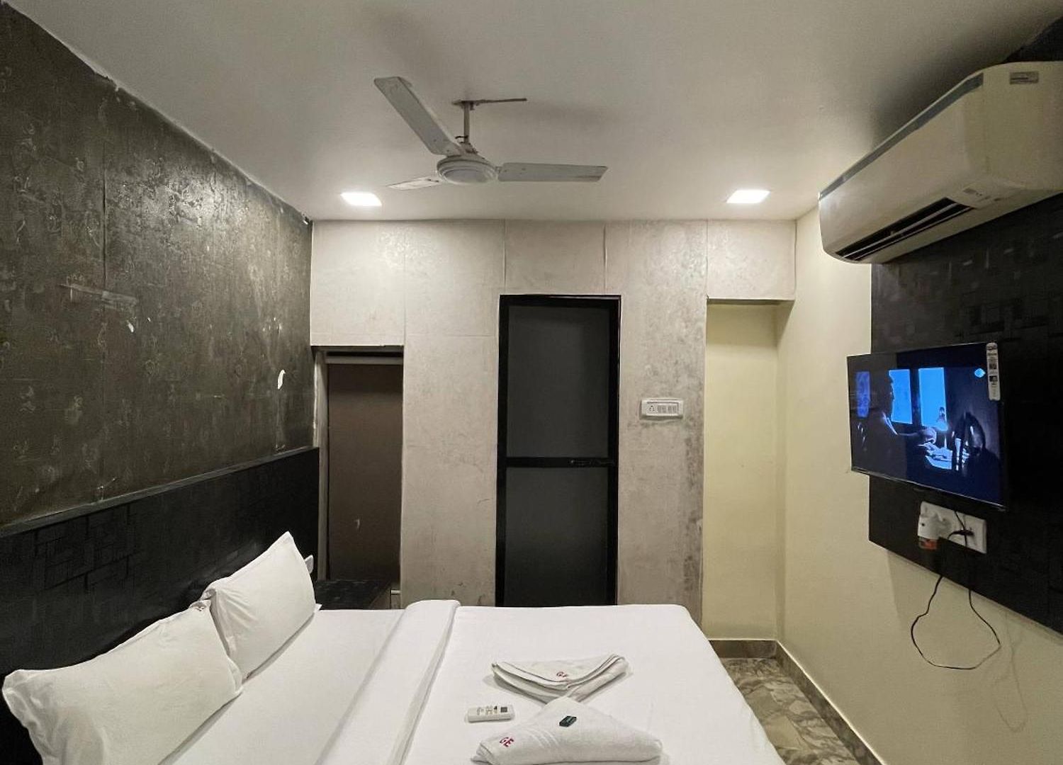 Amber Empire Parle Near Domestic Airport 2*