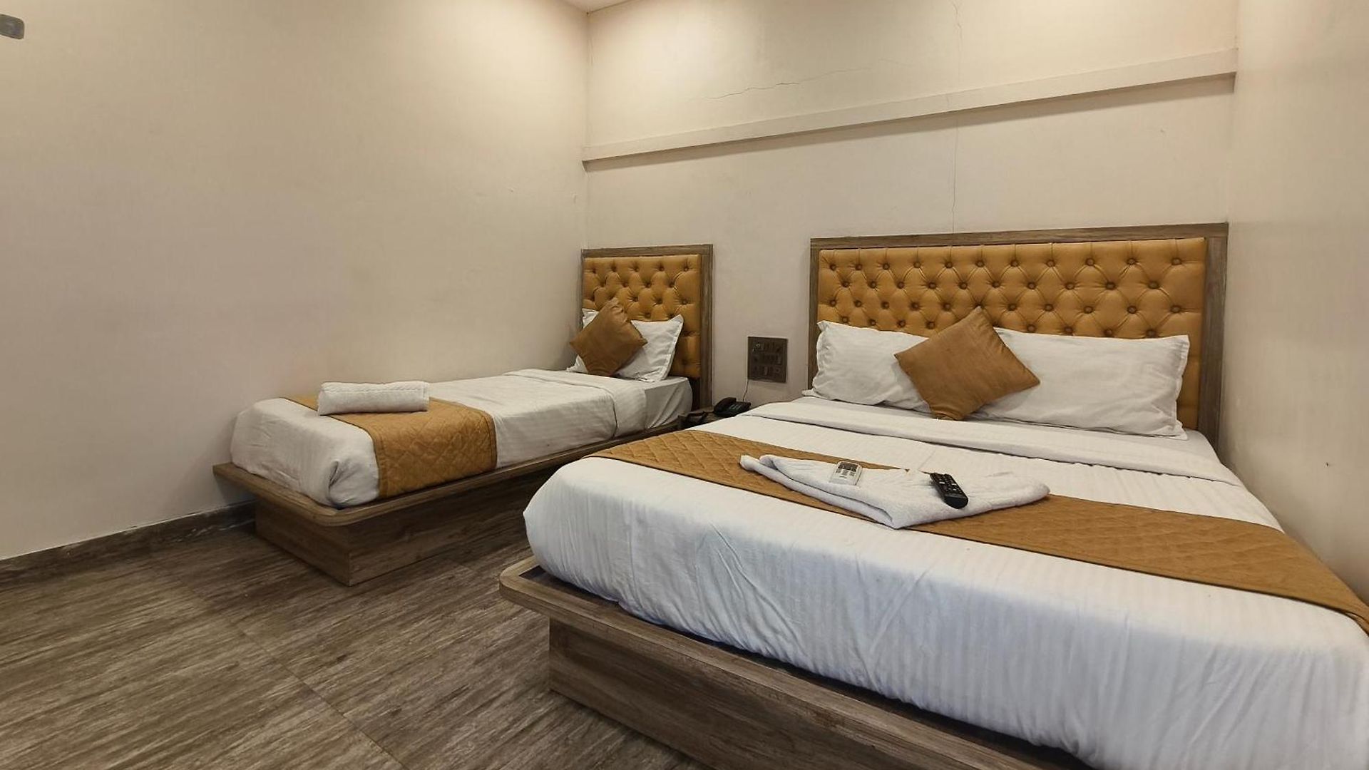 Fabhotel Pride Suitz *