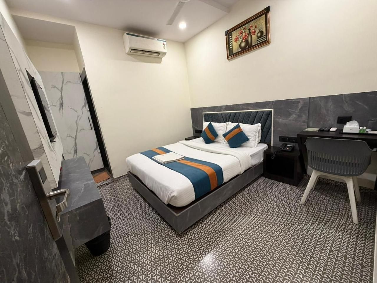 Hotel Diamond - Lokhanwala Andheri 2*
