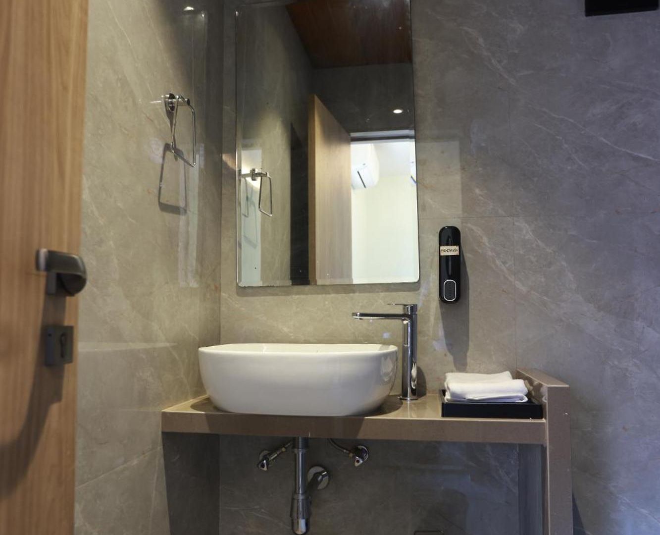 The Bohoo 99 Nr International Airport Mumbai