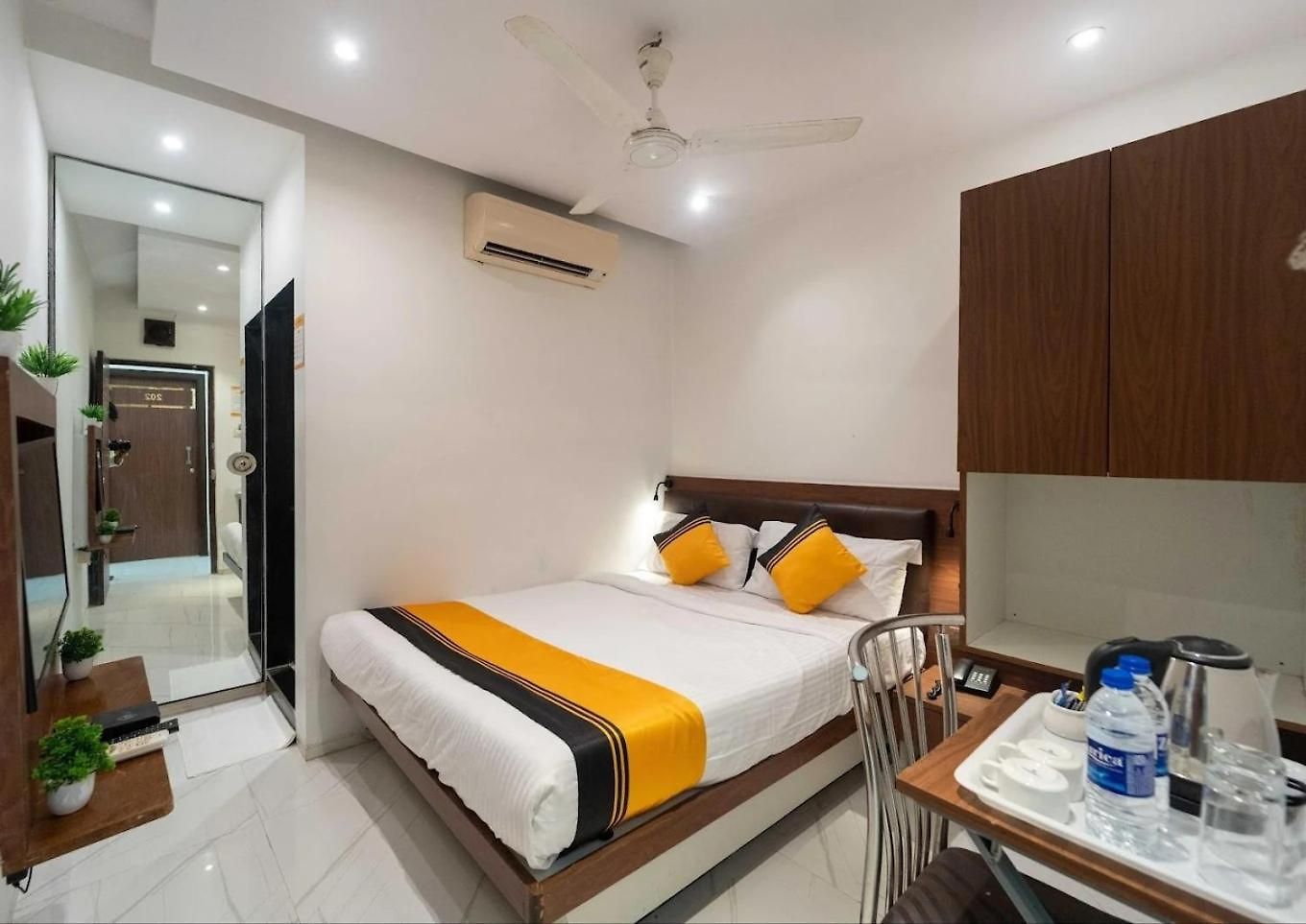 Glitz Rexton - Near Iit Powai * Mumbai