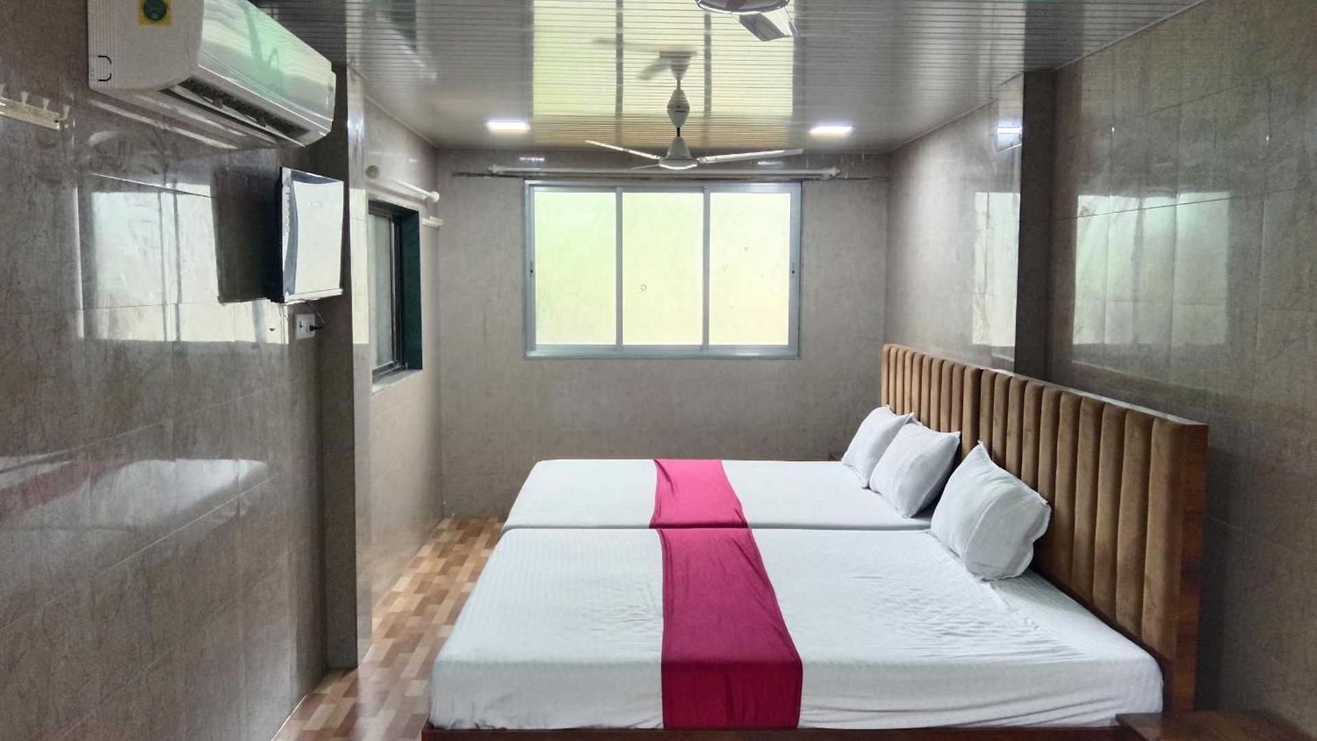 Hotel Golden Takshila Andheri East 3*