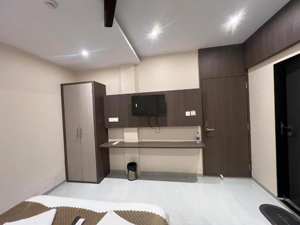 Hotel Cr Residency By Glitz Mumbai