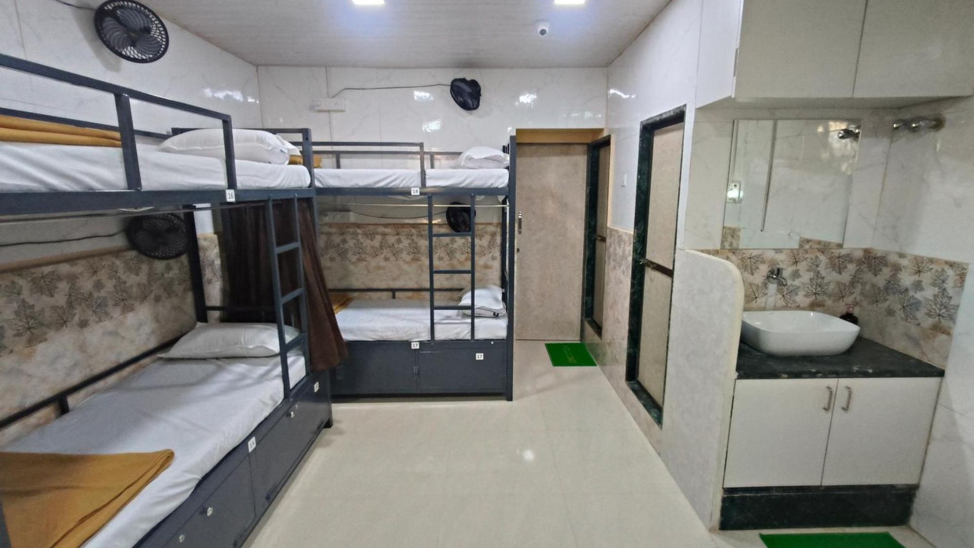 Hostel Sahar Ac - Andheri - Near International Airport - Male Guest Only