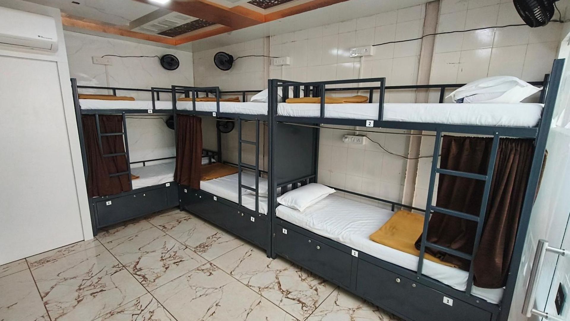 Hostel Sahar Ac - Andheri - Near International Airport - Male Guest Only *