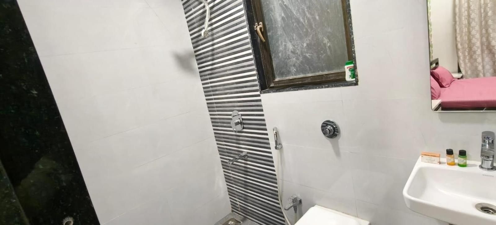 Ivy Urban Cozy 401 Private 1bhk 3 Min Nesco *