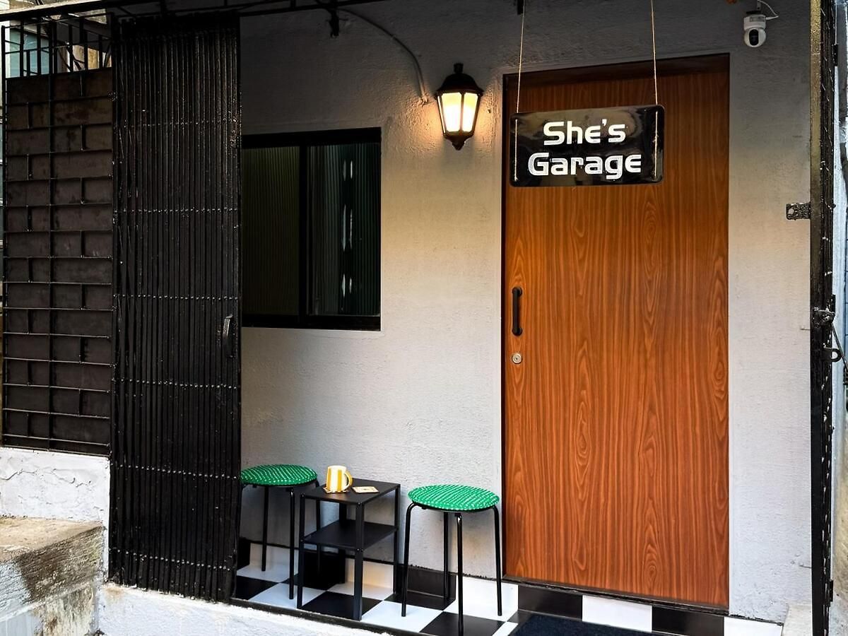 Shes Garage A Retro In Bandra Apartment