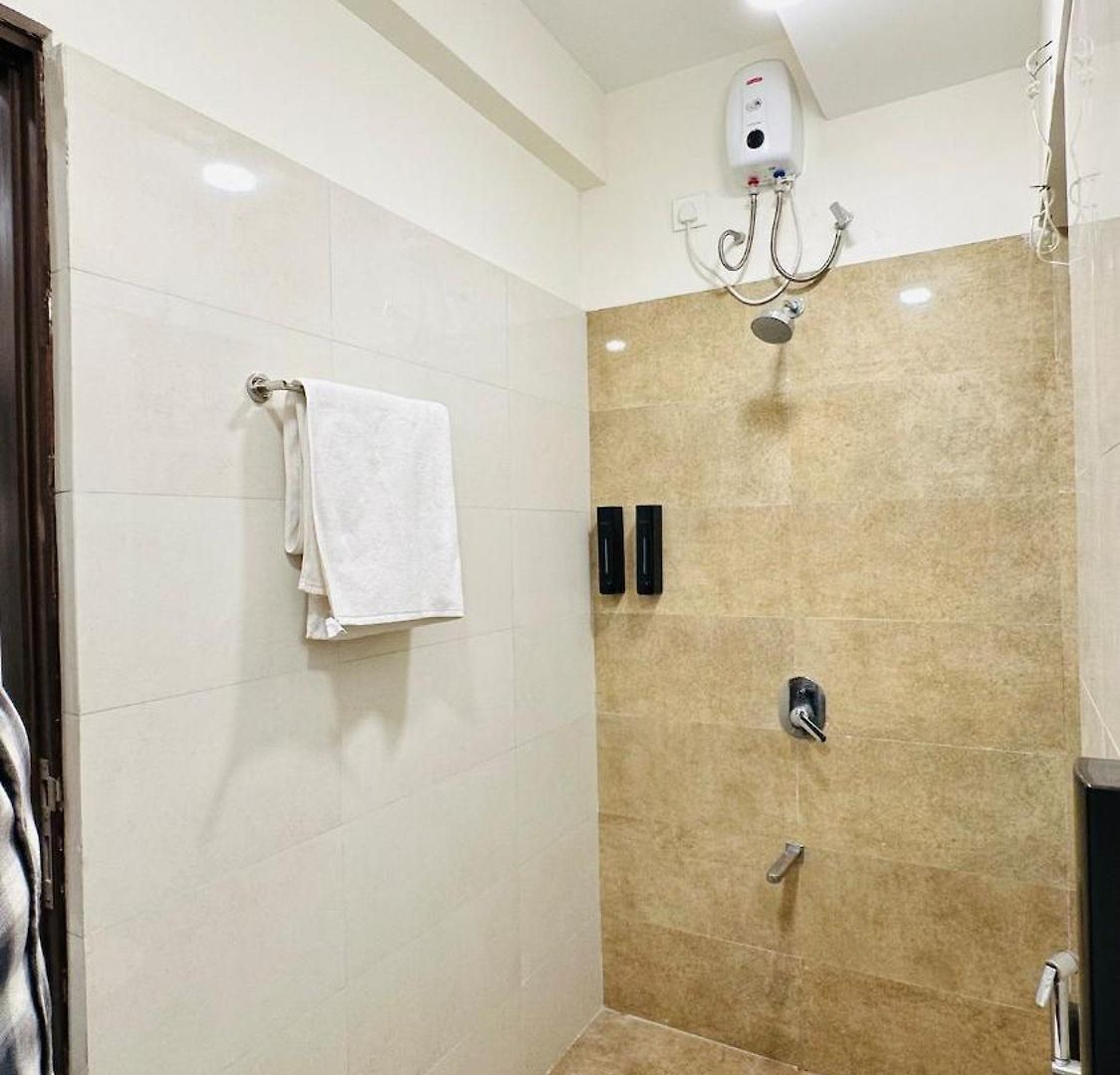 Apartment White Island - 10 Mins Oberoi Mall, Film And Nesco *