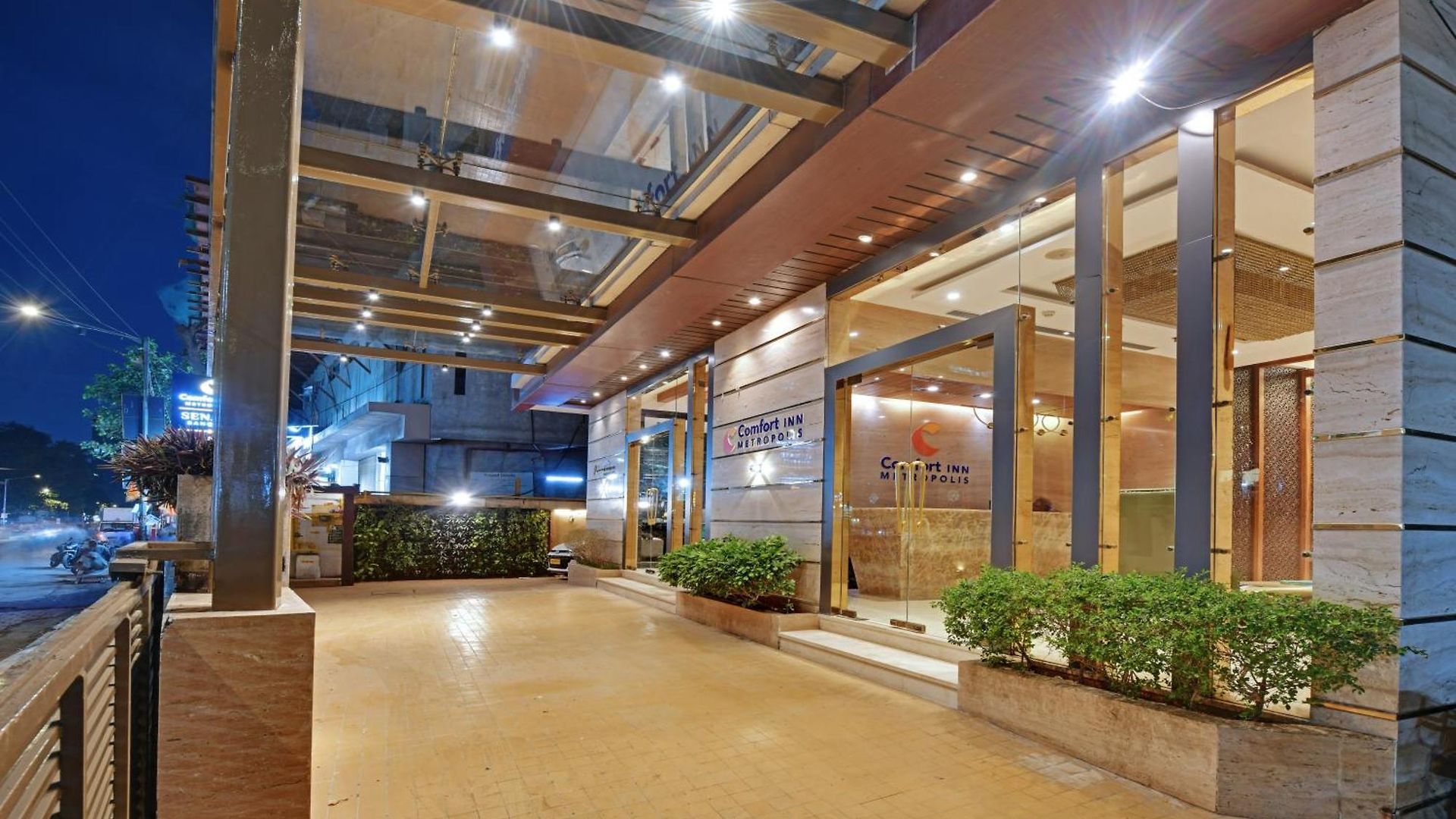 Comfort Metropolis Hotel 4*