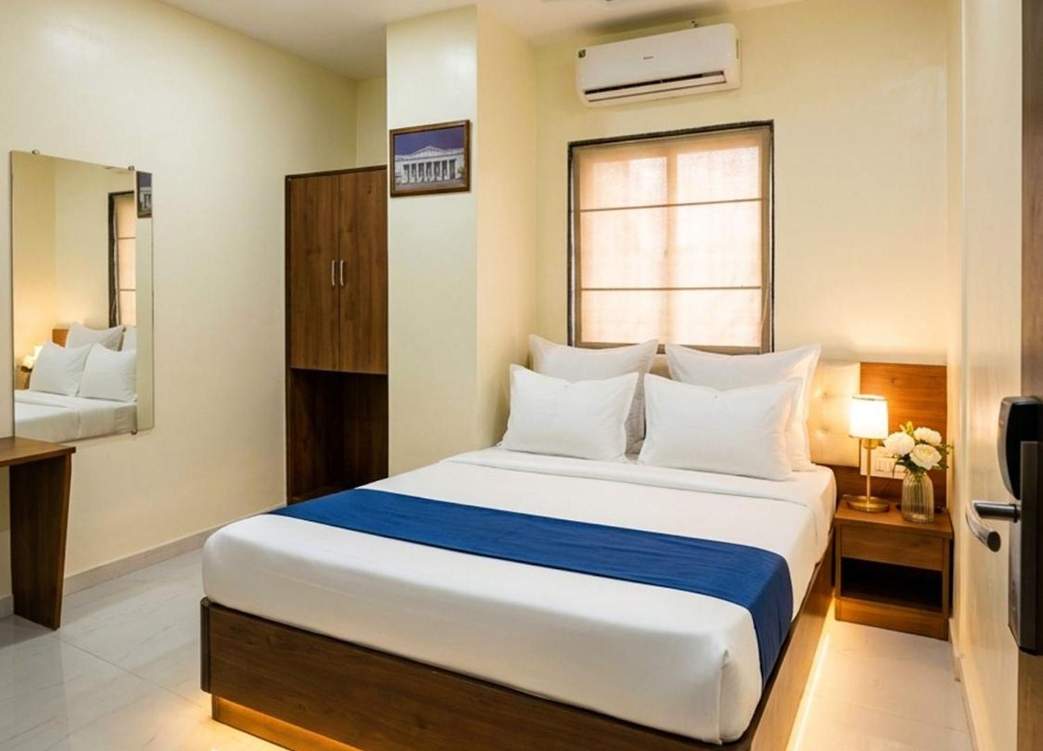 Ashyana - Near To Grant Road Station Hotel