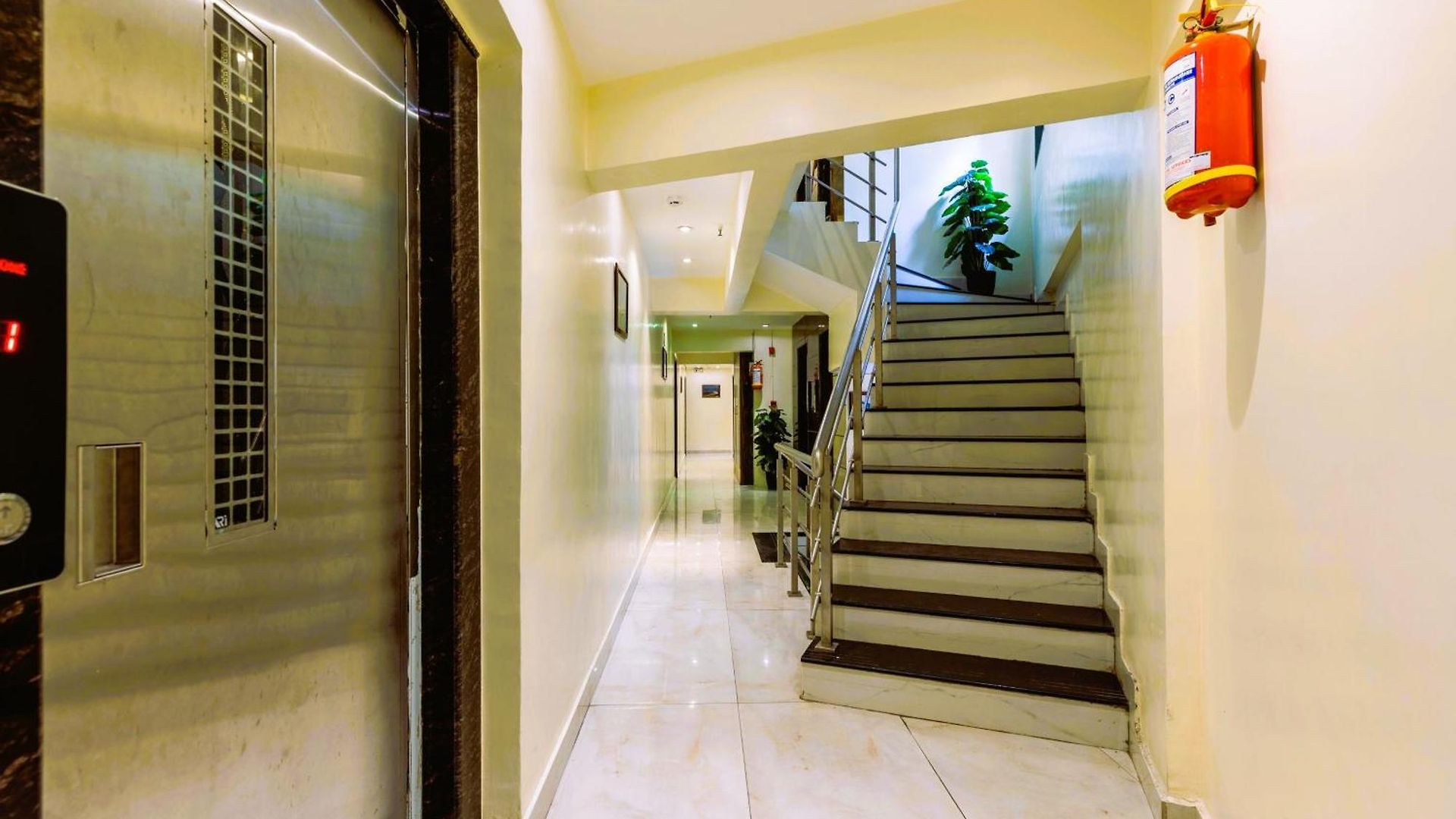 Hotel Ashyana - Near To Grant Road Station