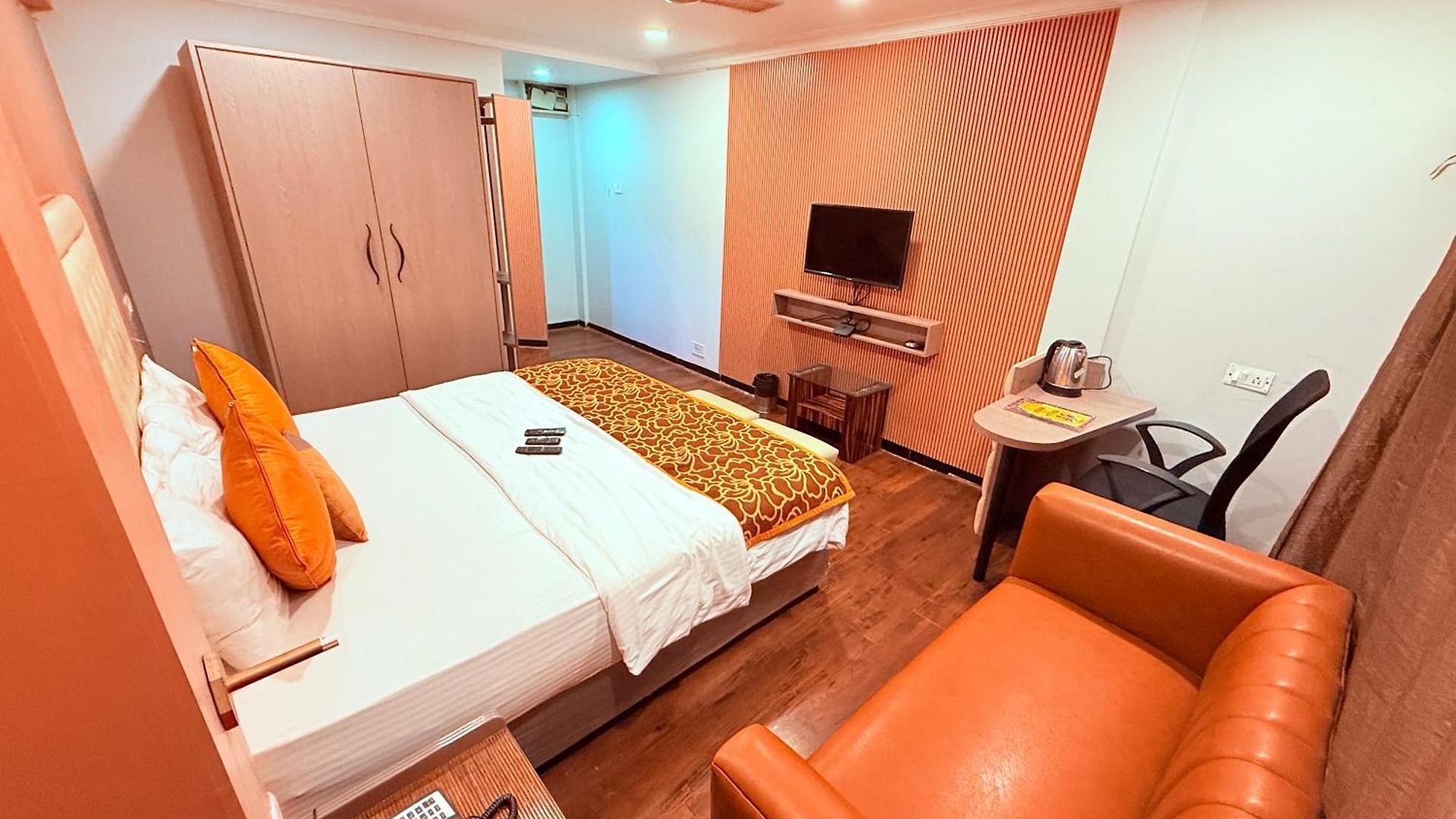 Highway Andheri East Hotel 3*