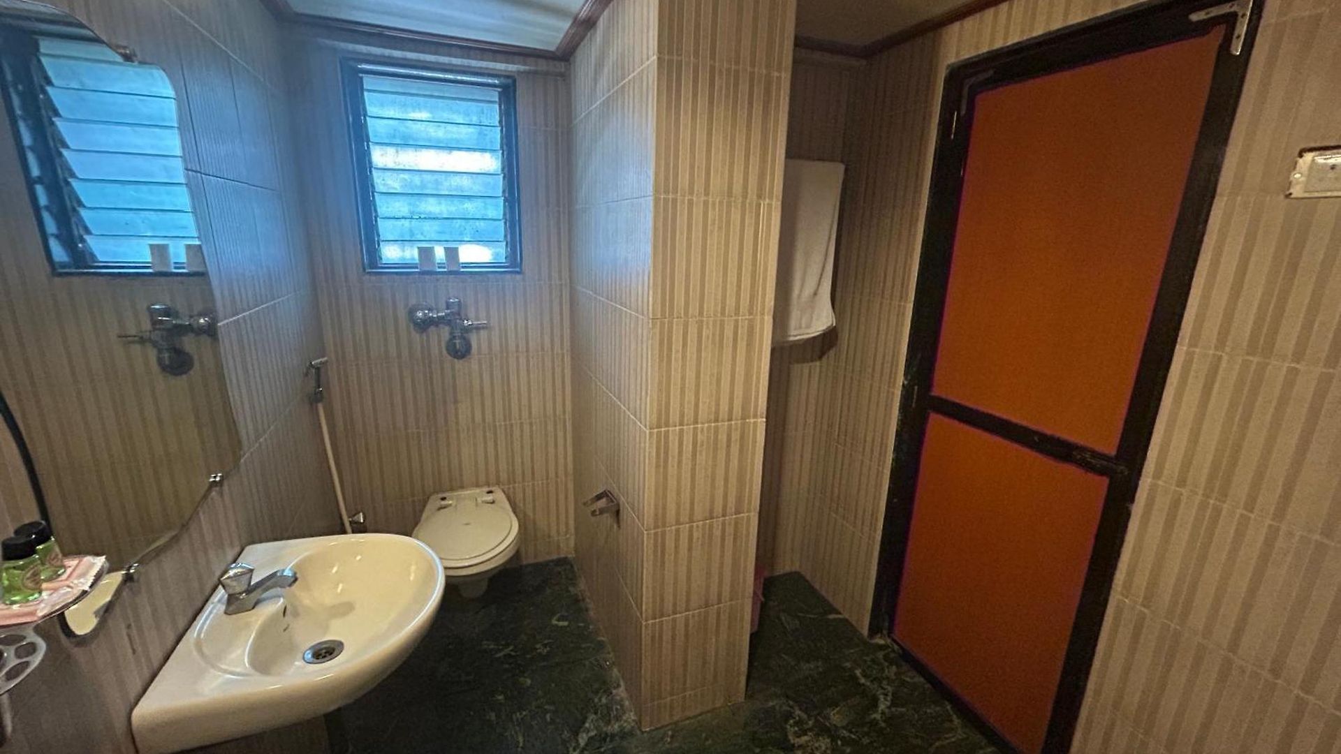 Hotel Lucky Near Nesco 3* Mumbai
