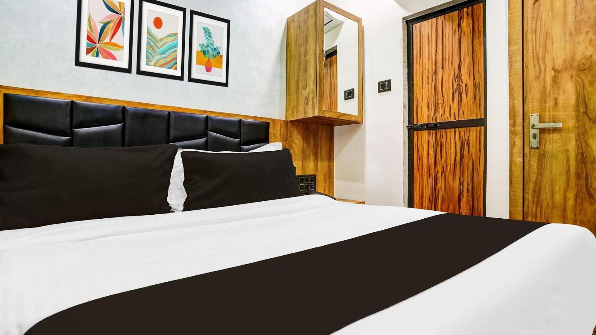 Hotel Collection O Khar Road Railway Station Mumbai