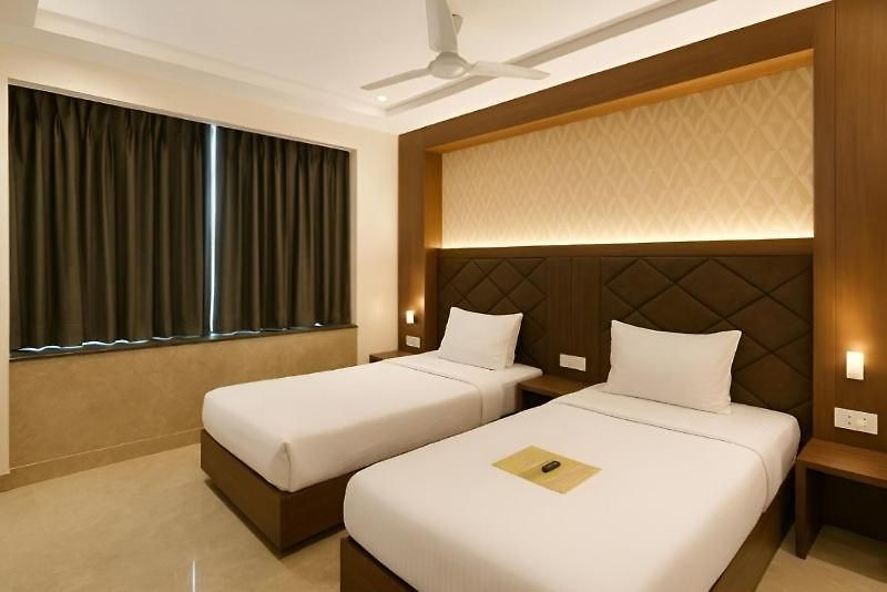 Hotel Glitz Saineel Executive Near Juhu Mumbai