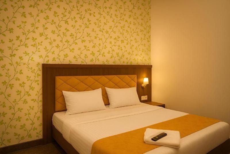 Glitz Saineel Executive Near Juhu Hotel