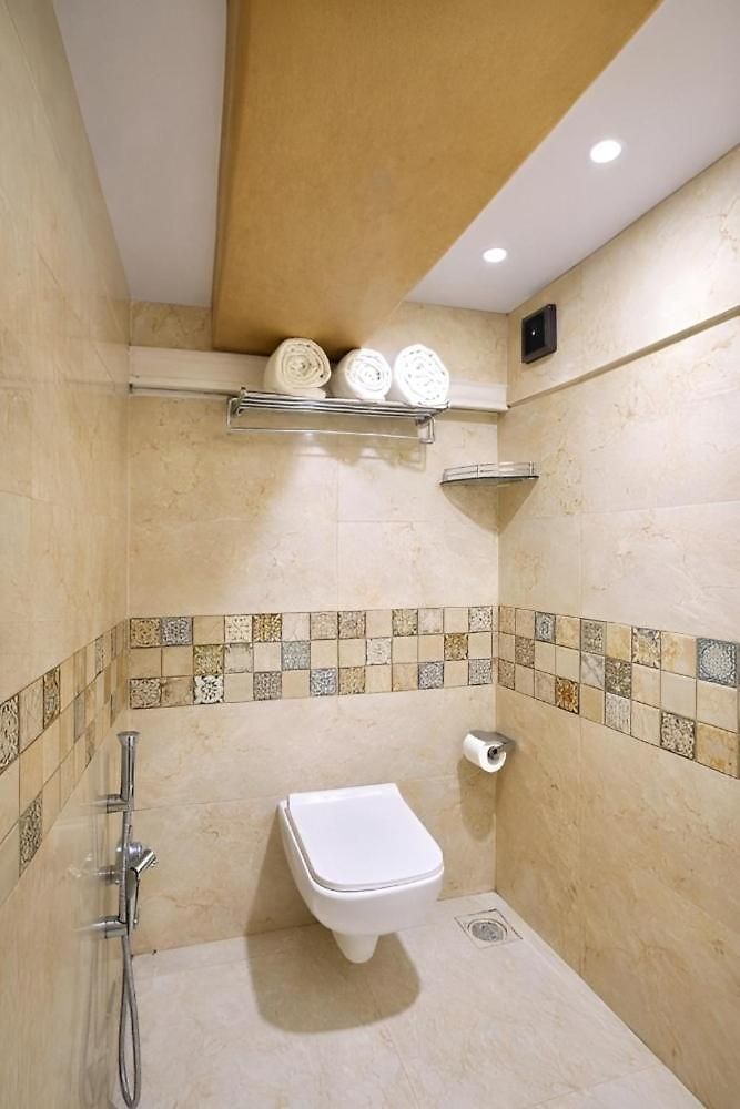 Glitz Saineel Executive Near Juhu Hotel