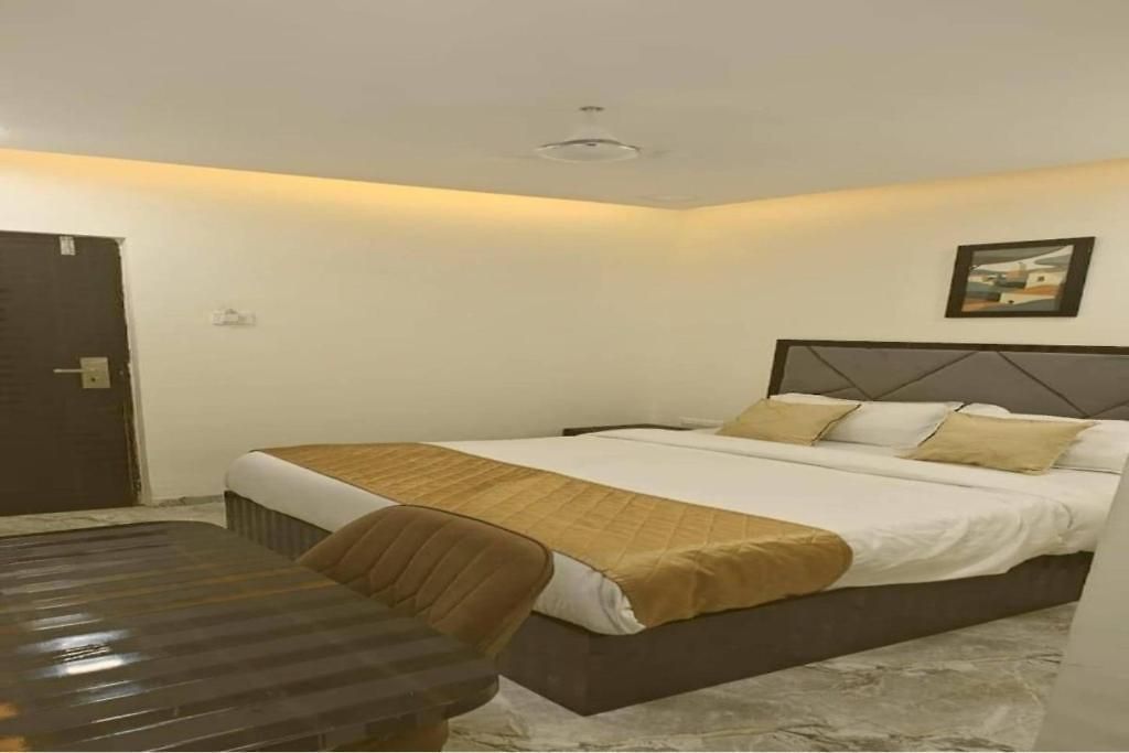 Guest house Glitz Beverly-near Us Consulate Kurla Mumbai