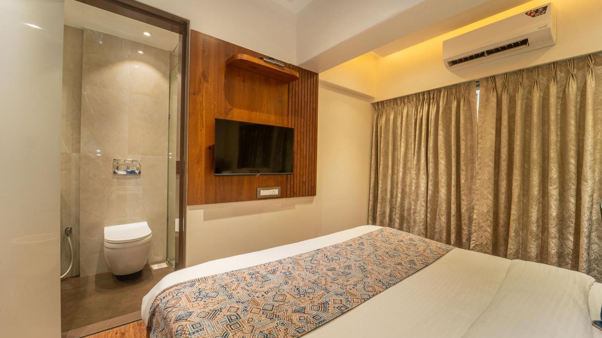 Kalpana Palace, 2*