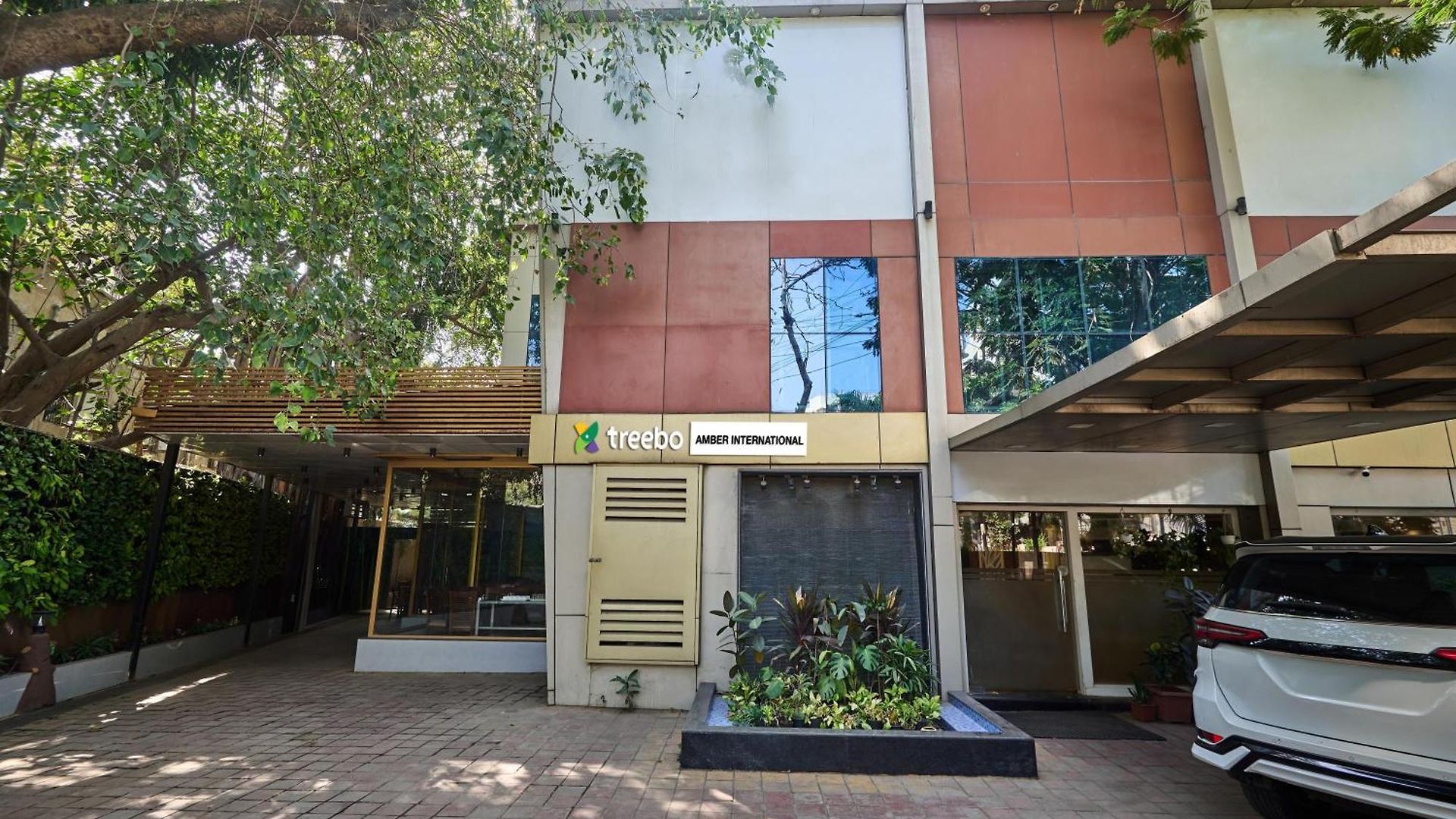 Treebo Amber International Airport T2 Hotel 3*