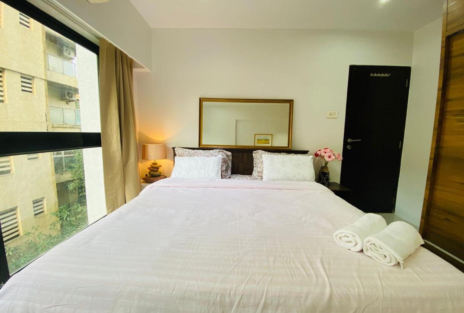 Connekthomes -modern 3bed3bath In Prime Bandra Neighborhood *