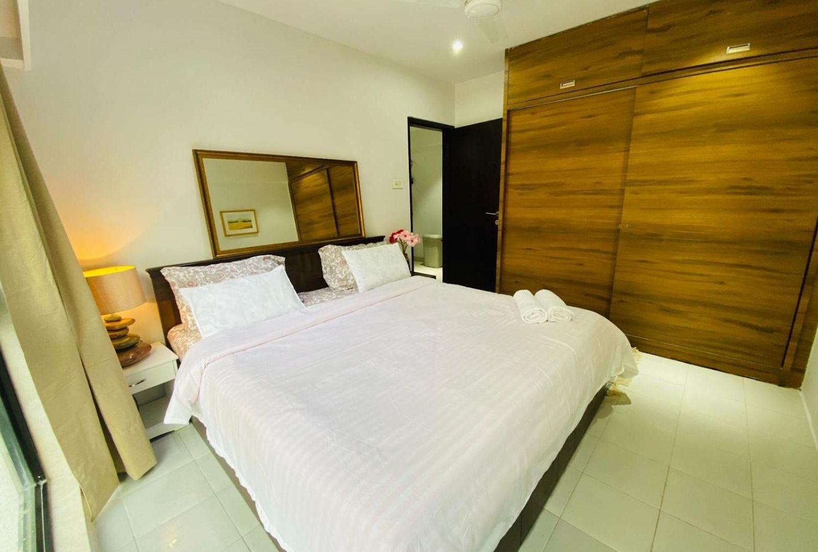 Connekthomes -modern 3bed3bath In Prime Bandra Neighborhood Apartment